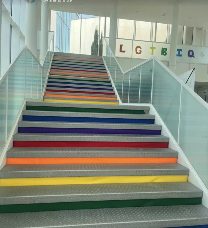 Escalera con peldaños de colores y las letras LGTBIQ en Málaga